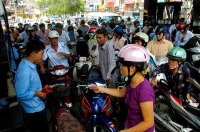 Tăng giá xăng dầu: Sức ép đè lên người dân và doanh nghiệp