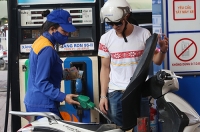 Petrolimex giảm 300 đồng mỗi lít xăng, dầu