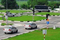 Bằng lái xe, kiểm định ô tô, nhà chung cư... việc gì cũng phải nhà nước