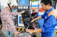 Giá xăng tăng mạnh, lên sát 23.000 đồng/lít