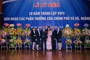 Tổng Giám đốc chụp ảnh với Ban 8 tại lễ kỷ niệm 20 năm thành lập