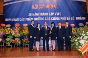 Tổng Giám đốc chụp ảnh với Ban 2 tại lễ kỷ niệm 20 năm thành lập