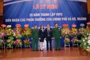 Tổng Giám đốc chụp ảnh với khách hàng tại lễ kỷ niệm 20 năm năm thành lập