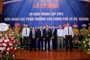 Tổng Giám đốc chụp ảnh với Văn phòng Đại diện tại lễ kỷ niệm 20 năm thành lập